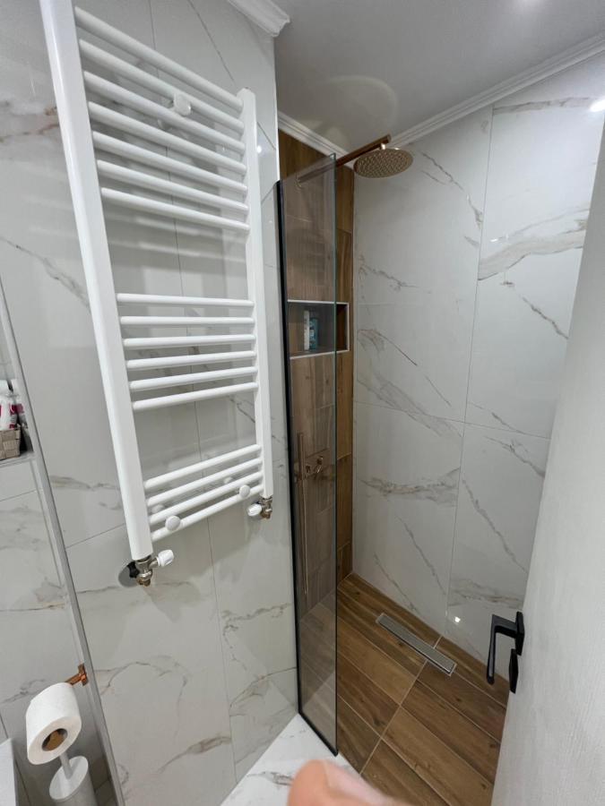 Modern 1-Bedroom Apartment In The City Center テッサロニキ エクステリア 写真